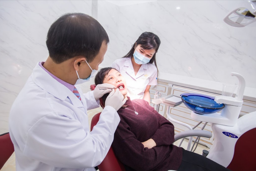 Bác sĩ Đỗ Hải Đăng trực tiếp thăm khám, tư vấn và thực hiện dịch vụ bọc sứ